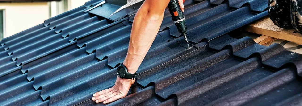 Ile biorą dekarze za dach? Sprawdź ceny i uniknij wysokich kosztów