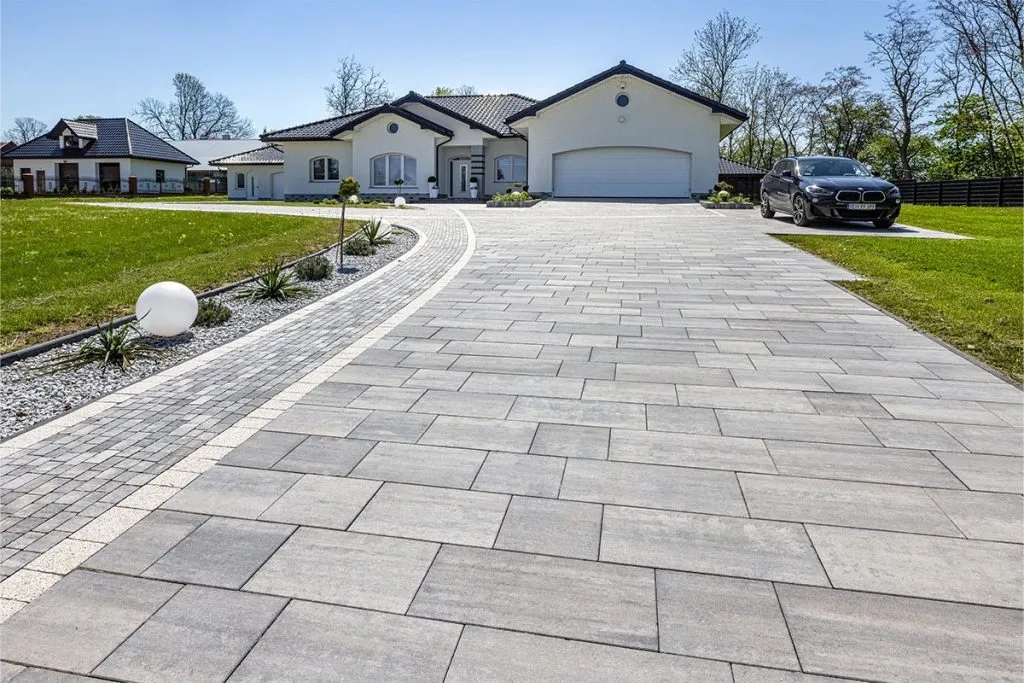 Jakie płytki na podjazd wybrać, aby uniknąć kosztownych błędów?