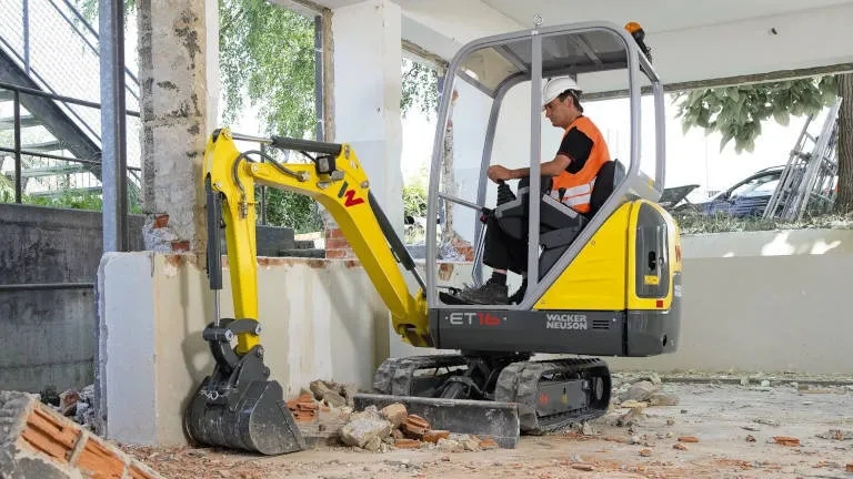 Ile kosztuje mini koparka? Poznaj ceny i uniknij niepotrzebnych wydatków