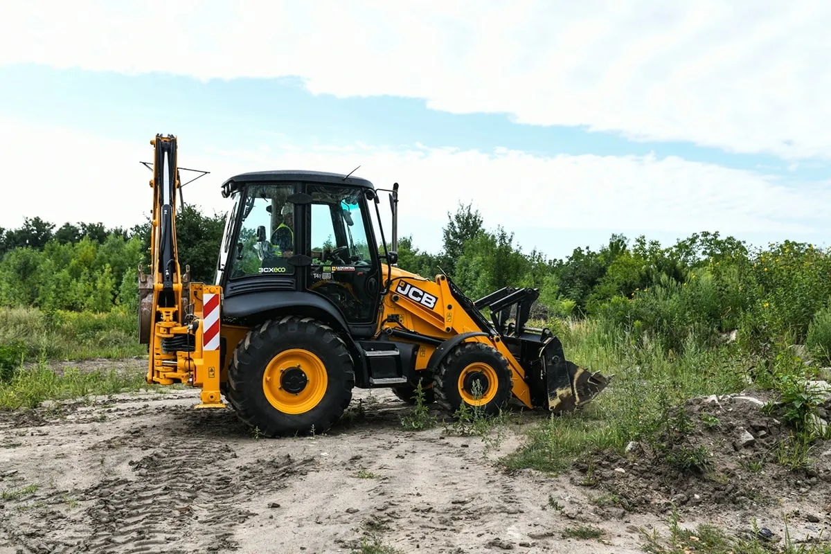 Ile trwa kurs na koparko ładowarkę? Poznaj czas i szczegóły szkolenia