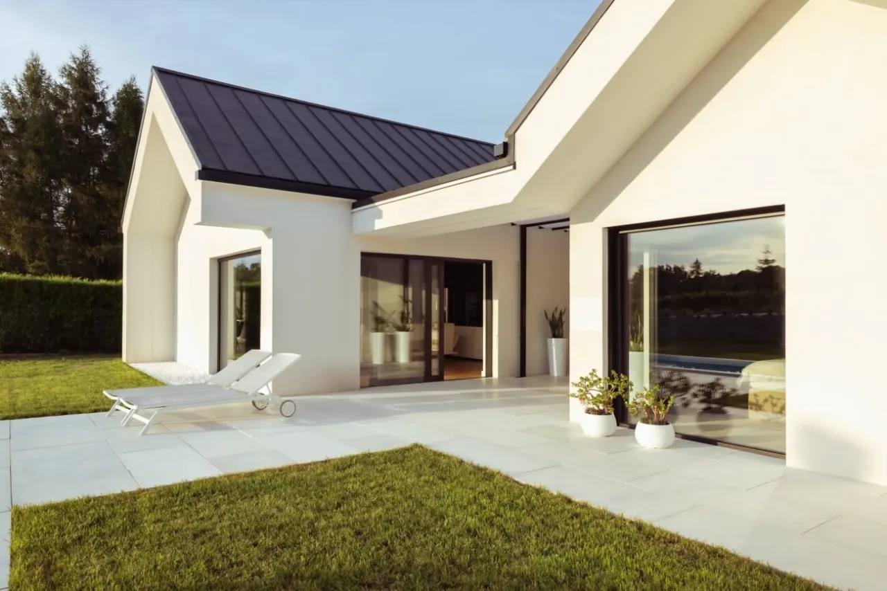 Ile realnie kosztuje budowa domu? Zaskakujące wydatki, które musisz znać