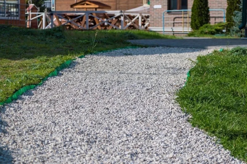 Jak wysypać kamień na podjazd, aby uniknąć błędów i osiadania