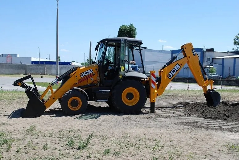 Ile kosztuje kurs na koparko ładowarkę? Poznaj ceny i ukryte koszty