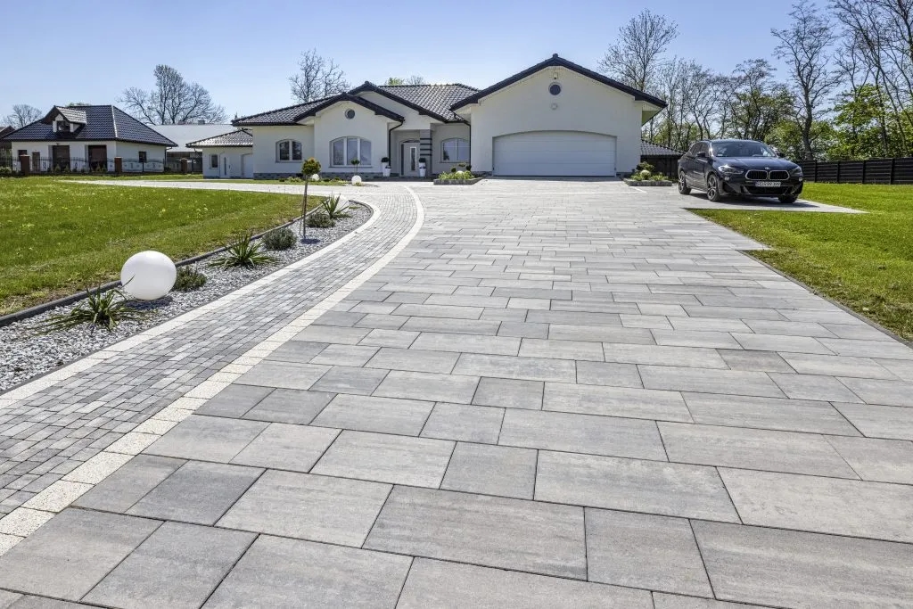 Ile kosztuje podjazd z kostki brukowej? Sprawdź, by nie przepłacić!