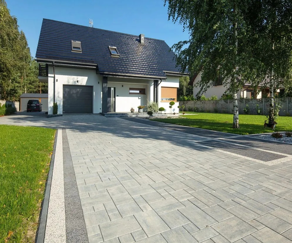 Ile kosztuje wybrukowanie podjazdu? Sprawdź szczegółowy kosztorys