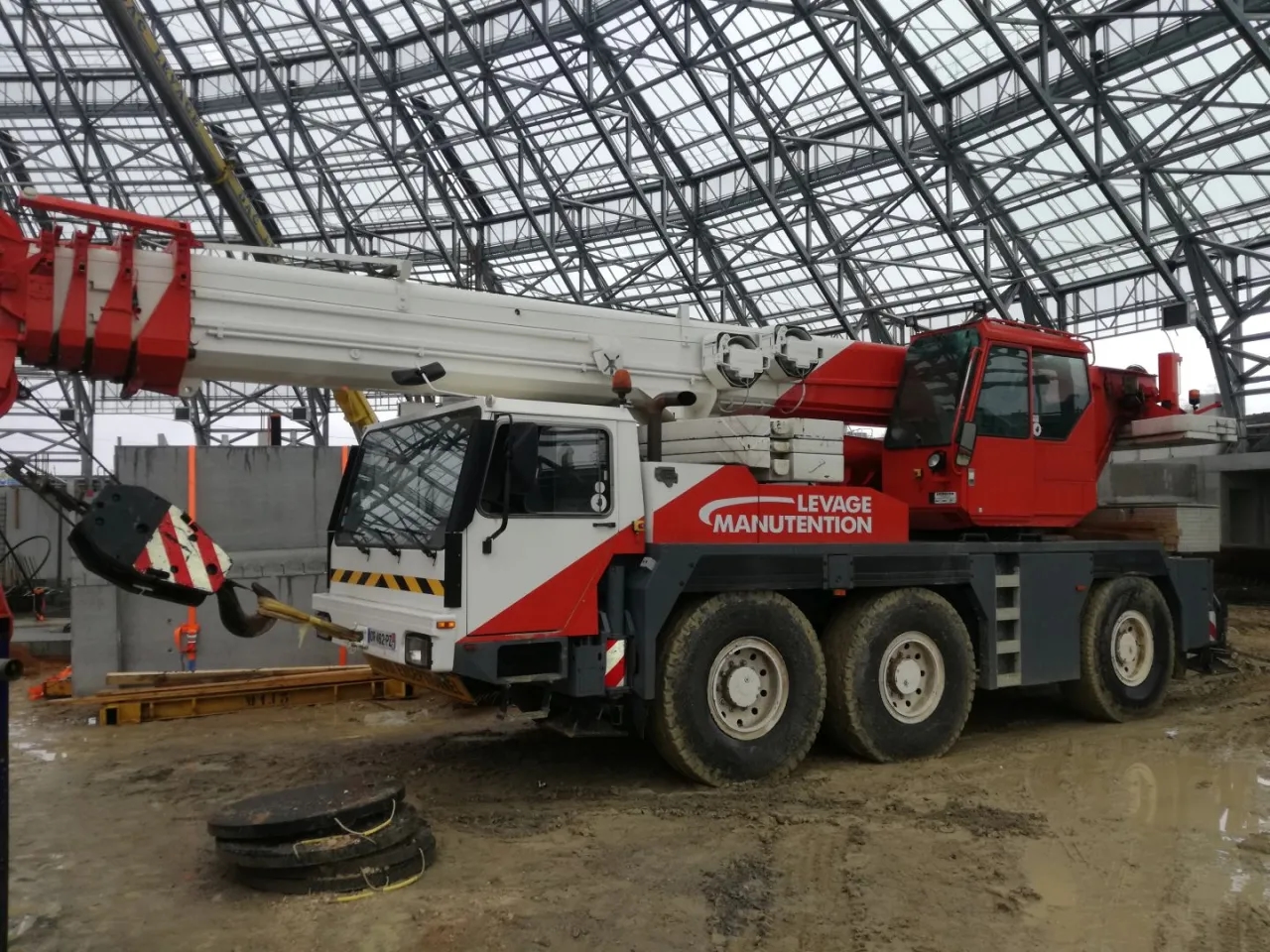 Jak wygląda dźwig? Odkryj fascynującą budowę i funkcje dźwigów